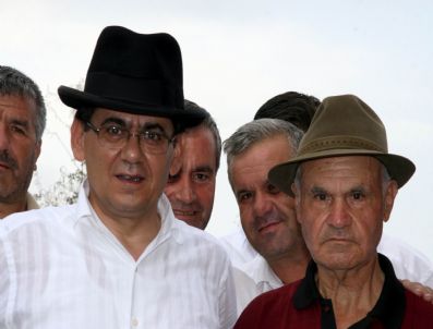 MEHMET KARAKAYA - Bakan Demir'e 'Evet' Şapkası