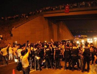 ASLANTEPE - Dün nöbet tuttular, bugün trafiğe kapattılar