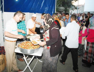 İRFAN DINÇ - Çankırı Belediye Başkanı İftar Çadırında Yemek Dağıttı