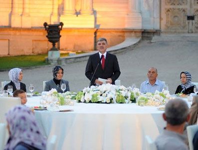 Gül, şehit aileleri ve gazilere Dolmabahçe Sarayı'nda iftar yemeği verdi