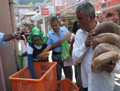 ALI BEKTAŞ - Kozlu'da Halka Ekmek Dağıtıldı