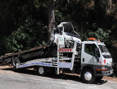 Kamyonet 50 Metreden Uçtu: 2 Yaralı