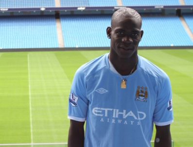 Manchester City Mario Balotelli'yi transfer etti