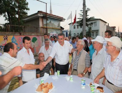 ZEKI TOCOĞLU - Büyükşehir Belediyesi Mahallelerde İftar Veriyor