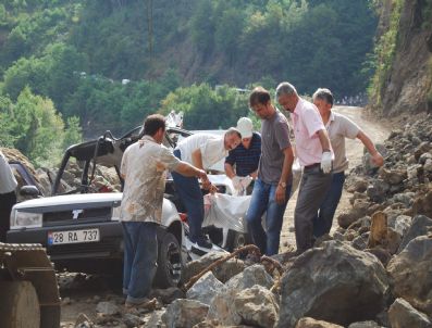AHMET KESKIN - Giresun'da Bir Aracın Üzerine Kaya Yuvarlandı: 2 Ölü, 4 Yaralı