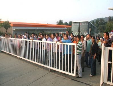 Tekstil İşçileri Kendilerini Fabrikaya Kapattı