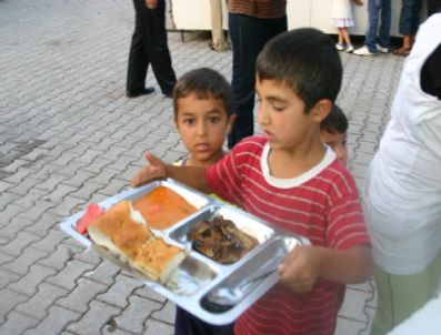 İftar Sofrası İle Bin 500 Kişi İftar Yapıyor