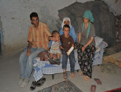 RAMAZAN DOĞAN - Evlerinin Çatısı Çöken Doğan Ailesi Geceyi Dışarda Geçiriyor