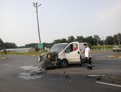 Akyazı'da Minibüs İle Kamyon Çarpıştı