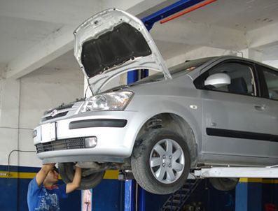 Otomobillerin belli bir kilometre veya belli bir yılda periyodik bakımları yapılıyor