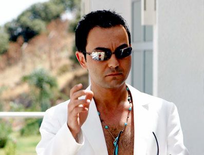 Serdar Ortaç sevenlerinden yoğun ilgi görüyor