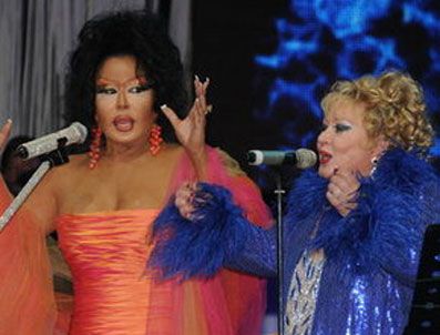 İZMIR FUARı - Bülent Ersoy ile Muazzez Abacı arasında afiş krizi