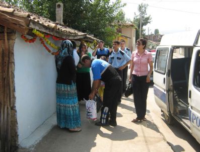 Polisten İhtiyaç Sahibi Ailelere Ramazan Yardımı