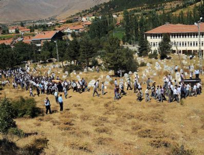 MURAT UZ - Trafik Kazasında Hayatını Kaybedenler Çelikhan'da Toprağa Verildi