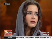 Pelin Batu ilahi okunurken başını kapattı