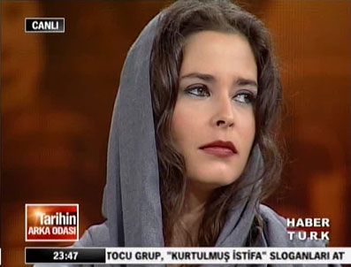 TARIHIN ARKA ODASı - Pelin Batu ilahi okunurken başını kapattı