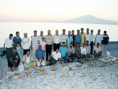 MEHMET AKÇAY - Van Sanatçılar Derneği Üyeleri Sahilde İftar Açtı