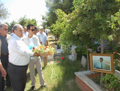 MUSTAFA VURAL - Masum Türker, Karakaş'ın Mezarını Ziyaret Etti