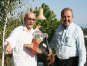 Tuncel Kurtiz'e Tuncay Başkan'dan Plaket