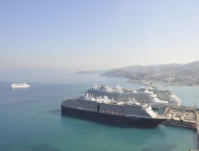 BERMUDA - Kuşadası'na Denizsden Bir Günde 10 Bin 370 Turist Geldi