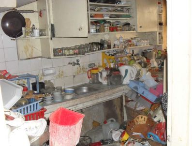 Manisa'da Bir Evden 30 Römork Çöp Çıkarıldı