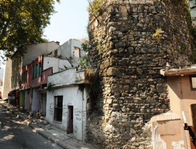 TAHTAKALE - 2 Bin 300 Yıllık Tarihi Bursa Surları Ortaya Çıkıyor