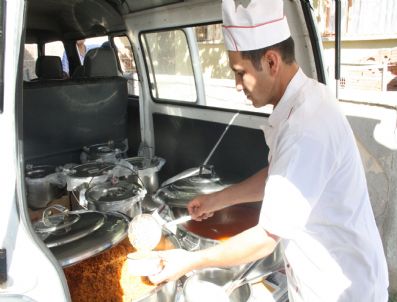 OSMAN AKBAŞ - Akhisarlı İş Adamlarından 300 Kişilik Sıcak Yemek