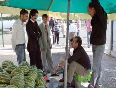 Aziziyeli Gençler 'Evet' İçin Kapı Kapı Dolaşıyor