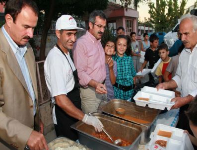 ADNAN KÖŞKER - Milletvekilleri Ayar Ve Baştopçu Mahalle İftarına Konuk Oldu