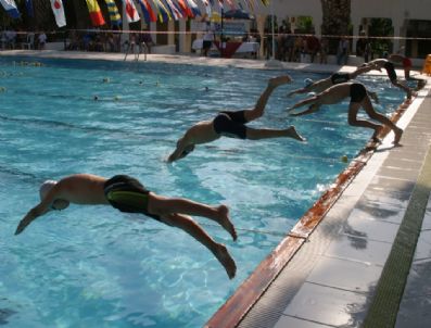 '6. Buz Adam' Yüzme Yarışması Şampiyonası Kuşadası'nda Yapıldı