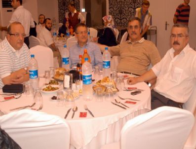CEMAL ÖZTAYLAN - Ak Parti Edremit İlçe Teşkilatı İftar Yemeği Verdi