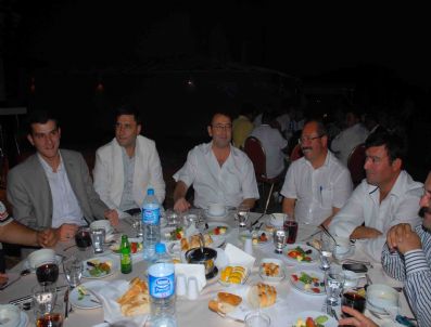 RECEP TANER - Kuşadası'nda Ülkü Ocakları'ndan İftar Yemeği