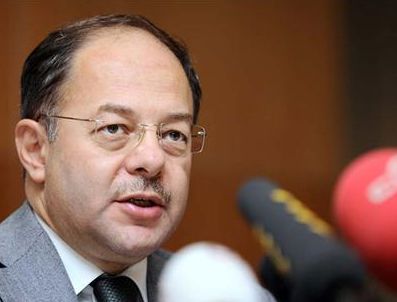 OSMAN BAYDEMIR - Baydemir kendisini yaka paça içeri attırmaya çalışıyor