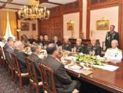 Komutan ve Gül aynı masada