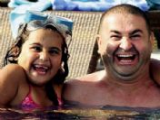 Şafak Sezer havuzda dondu kaldı