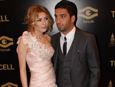 SİNEM KOBAL - Arda'dan Sinem'e altın bileklik