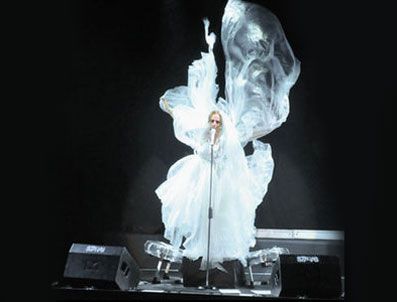 SERTAB ERENER - Sertab Erener az kalsın sahnede düşüyordu