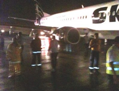 HAYRETTIN BALCıOĞLU - Antalya'da Uçağın Lastikleri Patladı