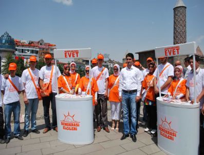 ZAFER TARıKDAROĞLU - Erzurum'da Ak Partili Gençlerden 'Demokrasi Elçileri' Standı