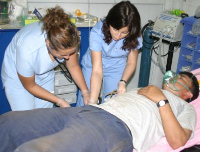 KUTLUKENT - Hurda Demirler Arasından Sızan Gazdan Zehirlenen 4 İşçi Hastanelik Oldu