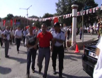 MEHMET KARAHAN - Bahçeli halkı selamlarken kavga çıktı