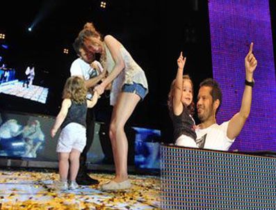 KENAN DOĞULU - Bütün aile bir arada