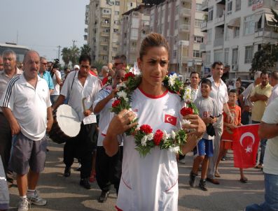 CÜNEYT YÜKSEL - Şampiyon Atlet Nevin Yanıt Mersin'de Kahramanlar Gibi Karşılandı