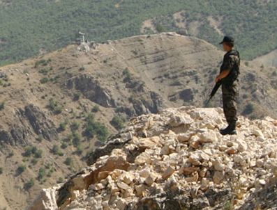 5 el bombası ve 3 kalaşnikof bulundu
