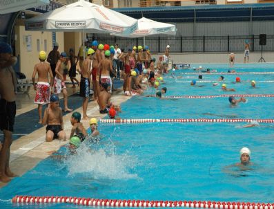 550 Çocuk İlk Kez Havuzda Kulaç Attı