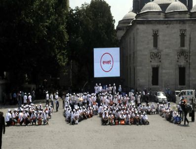 BEYAZIT MEYDANI - Beyazıt Meydanı'nda Yan Yana Duran Ak Parti Gençlik Kolları Üyeleri Referandum İçin 'Evet' Yazdı