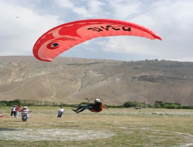 SEBAHATTİN KARAKELLE - Erzincan Belediye Başkanı Çakır, Yamaç Paraşütü Yaptı