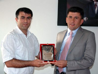 HALIL BERK - İnsan Hakları Kurulu Üyelerinden Vali Yardımcısı Berk'e Plaket
