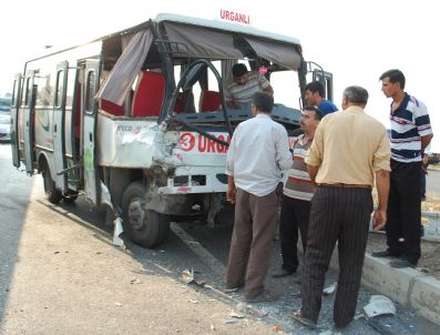 URGANLı - Freni Boşalan Tankere Belediye Otobüsü Çarptı: 9 Yaralı