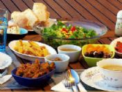 Vatandaş uygun fiyatlar için alışverişe hale gidiyor